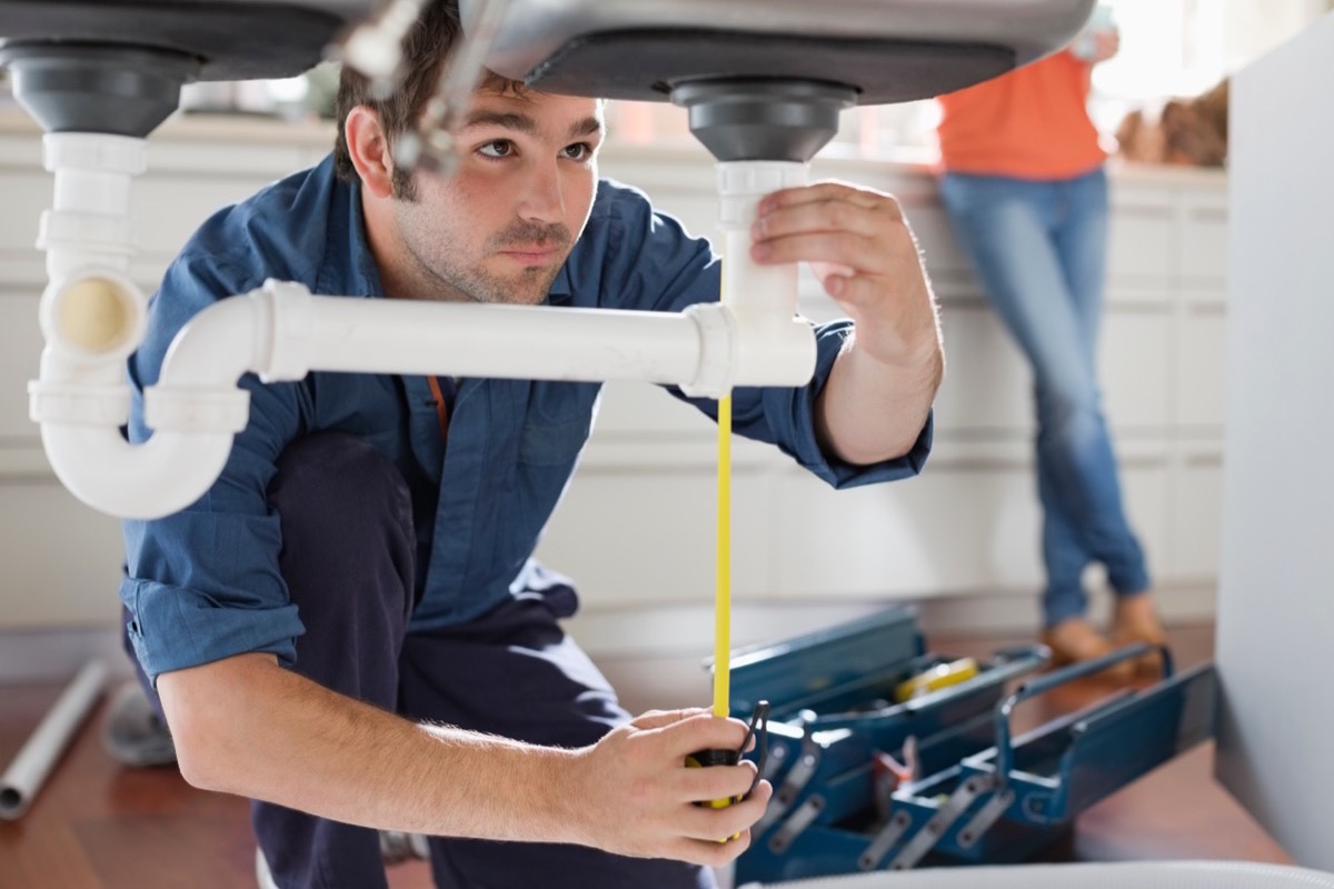 licensed plumber alexandria va repairing a leak
